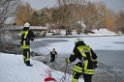 Hund und Person Eiseinbruch Koeln Fuehlinger See P081
